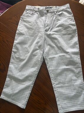 Ladies Bill Blass Light Blue Stripe Capri Pants